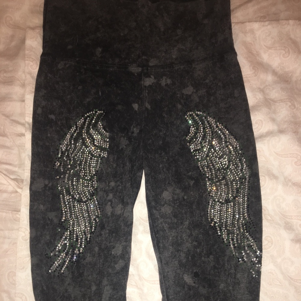 ✨ANGEL WING STUDDED CROPPED LEGGINGS